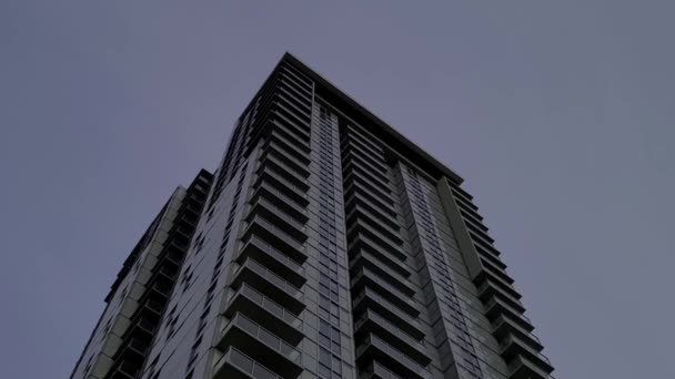 Post Modern Residential Building Worms Bottom Top Eye View Cloudy — Vídeos de Stock