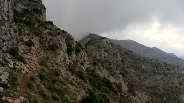 Shot People Climbing Mountain Large Rocks Cloudy Day Spain — Stockvideo