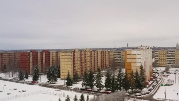 Drone Skott Paning Mot Gamla Sovjetiska Arkitektur Våningar Hus Kivilinn — Stockvideo