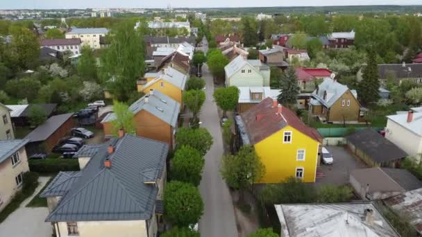 Drone Sobre Karlova Coloridas Casas Madera Verano — Vídeo de stock