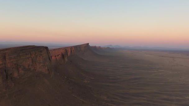 モロッコの日没時のモロッコ砂漠での岩の形成 空中Fpv — ストック動画
