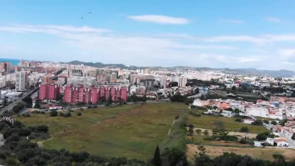 Arriba Vuelo Aéreo Drone Shot Mostrando Fuengirola Centro Ciudad Con — Vídeo de stock