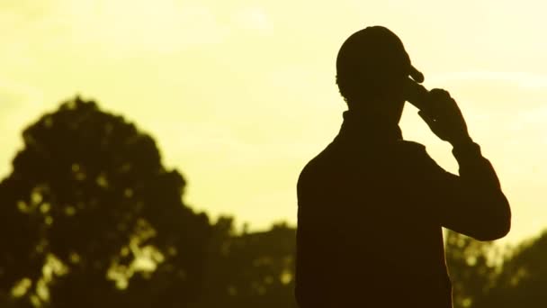 Joven Usando Celular Frente Atardecer Nairobi Africa — Vídeos de Stock