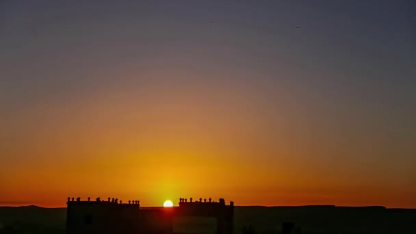 Vista Del Sol Aparece Rápidamente Desde Detrás Edificio Moderno Mueve — Vídeo de stock