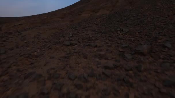 Drohne Fliegt Bei Sonnenuntergang Auf Felsigen Berg Der Marokkanischen Wüste — Stockvideo