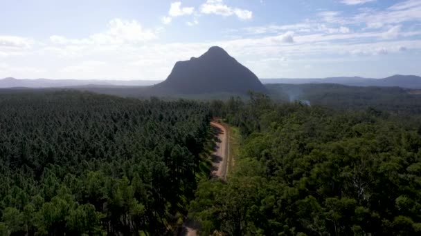 Glass House Mountains Mount Beerwah Aerial Dirt Road Forest Bushland — Vídeo de Stock