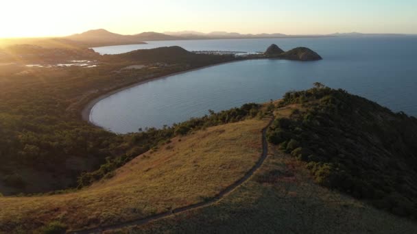 Beautiful Yeppoon Sunset Aerial Forward Dolly Shot Capricorn Coast National — Vídeo de Stock