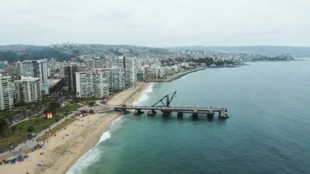 ヴェルガラ桟橋と都市の建物とモデルビーチ経由の空中ビュー — ストック動画