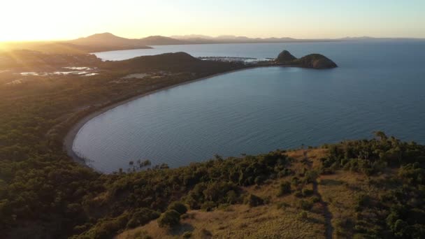 Yeppoon Heldere Zonsondergang Luchtfoto Omgekeerde Dolly Schot Onthullen Steenbok Coast — Stockvideo