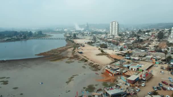 曇りの日にラ ボカのビーチの都市部を明らかにアコンカグア川の口の空中ビュー — ストック動画