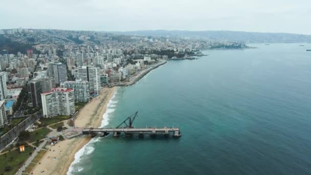 マルの空中展望曇りの日に桟橋や建物が並んでいる海岸線 — ストック動画