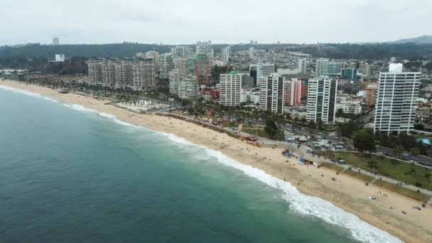 Vista Aérea Playa Ciudad Del Mar Con Montañas Parte Posterior — Vídeos de Stock