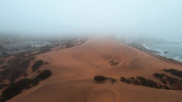 Vista Aérea Sobre Dunas Concn Entrar Névoa Com Pessoas Andando — Vídeo de Stock