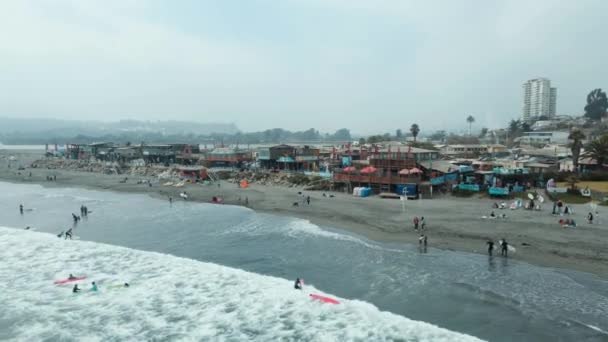 Vista Aérea Playa Boca Ciudad Concón Con Gente Merodeando Surfeando — Vídeo de stock