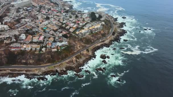 Aerial View Chilean Rocky Coast Some Houses Hillside Cars Road — Vídeo de Stock