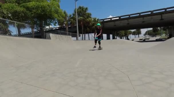 Adolescente Monopatín Skatepark Con Equipo Seguridad — Vídeos de Stock