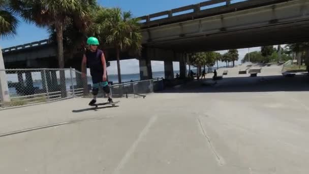 Skateboarding Alrededor Skatepark Florida — Vídeos de Stock