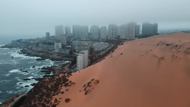 Aerial View Concn Dunes Ocean Coast City Cloudy Day — Vídeo de Stock