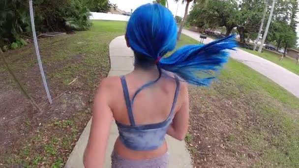 Câmera Lenta Menina Correndo Com Cabelo Azul Fluindo Brisa — Vídeo de Stock