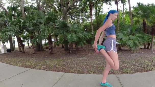 Girl Stretching Her Legs Going Run — Stockvideo