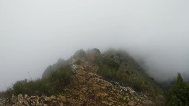 4K在浓密的云雾中在狭窄的山脉上移动 — 图库视频影像
