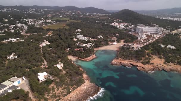 Aerial Cala Gracio Ibica Spain 令人叹为观止的巴利阿里岛海湾 充满了杜松子水和布满云彩的青山 — 图库视频影像