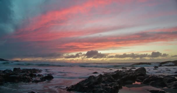 Prachtige Zonsondergang Hemel Boven Rocky Ocean Little Fistral Beach Newquay — Stockvideo
