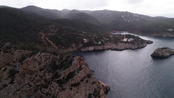 Cala Salada Ibiza Spanje Luchtfoto Van Kliffen Kust Een Mistige — Stockvideo