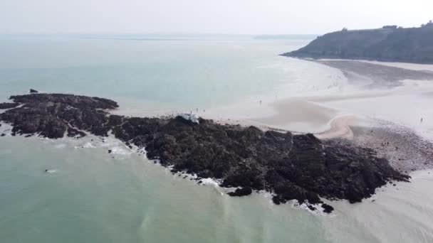 Martin Plage Con Poche Persone Irriconoscibili Che Camminano Sulla Spiaggia — Video Stock