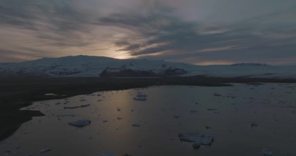 Herrlicher Sonnenuntergang Über Dem Eissee Island Antenne Mit Kopierraum Himmel — Stockvideo