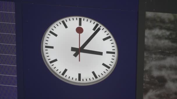 Närbild Tickande Klocka Ssb Bern Tågstation Schweiz — Stockvideo