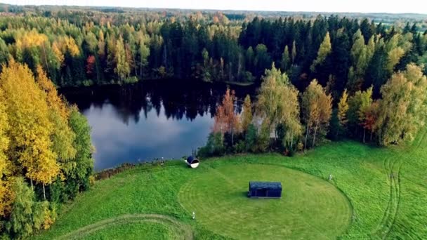 Eine Kleine Hütte Mit Holzsauna Eingebettet Eine Üppige Waldlandschaft Der — Stockvideo