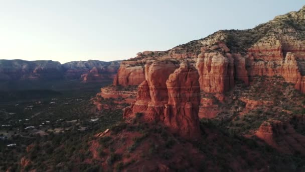 Panning Aerial Drone Shot Red Rocky Mountains Hills Red Bell — Stock video