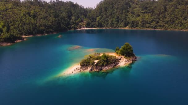 Aerial Beautiful Island Blue Water Lagunas Montebello Mexico Scenery — стоковое видео