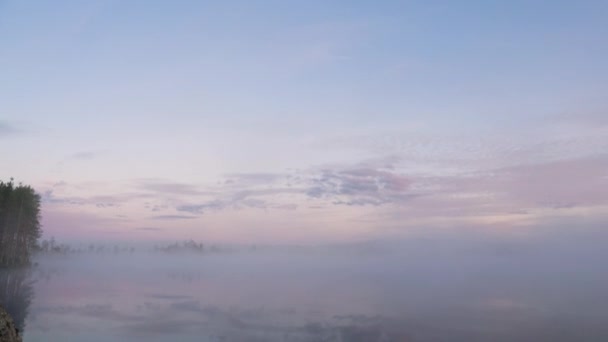 雾蒙蒙的湖景 日出将天空涂成柔和的色彩 — 图库视频影像