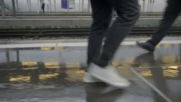 Tracking Shot Man Walking Crowd Rain Train Station — Stok Video