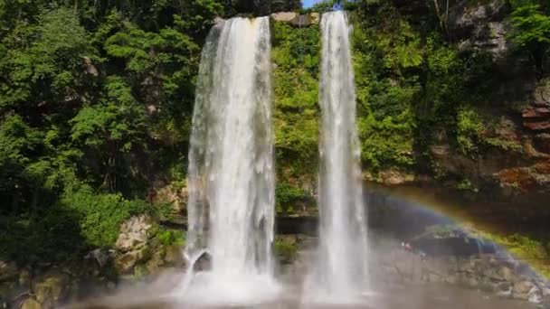 Aéreo Cachoeira Tropical Cascata Sobre Cânion Floresta Tropical Subindo Tiro — Vídeo de Stock