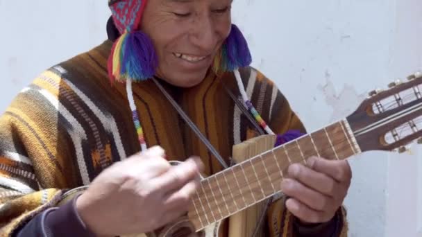 Straßenkünstler Straßenmusiker Spielt Charango Und Panflöte Cuzco Peru Nahaufnahme — Stockvideo