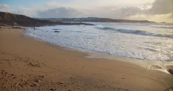 Multiple Inshore Waves Enters Sandy Beach Little Fistral Setting Sun — Stockvideo