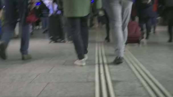 Plan Homme Marchant Dans Une Foule Occupée Gare — Video