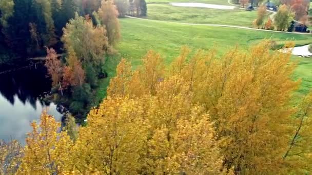 Plano Giratorio Aéreo Sobre Cabaña Vacaciones Rectangular Junto Lago Rodeado — Vídeos de Stock