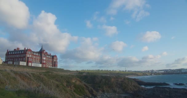 位于山顶上的海陆酒店 游客们沿着小路步行前往英国康沃尔海滩 俯瞰着菲亚特海滩 时光流逝 — 图库视频影像