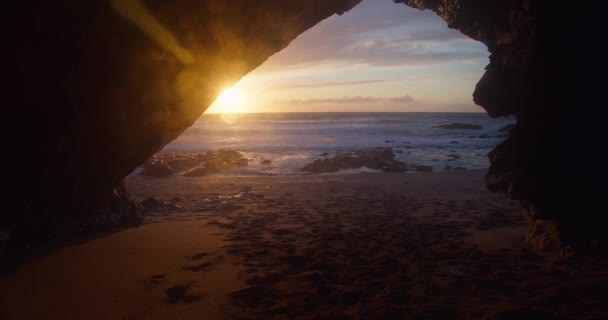 Cornwall Ngiltere Deki Bir Mağaranın Ağzıyla Çerçevelenmiş Güzel Günbatımı Gökyüzü — Stok video