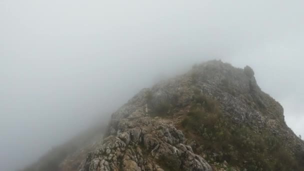 4K山のピークの雲の中に高いショット スペインのマルベージャにあるLa Concha山 — ストック動画