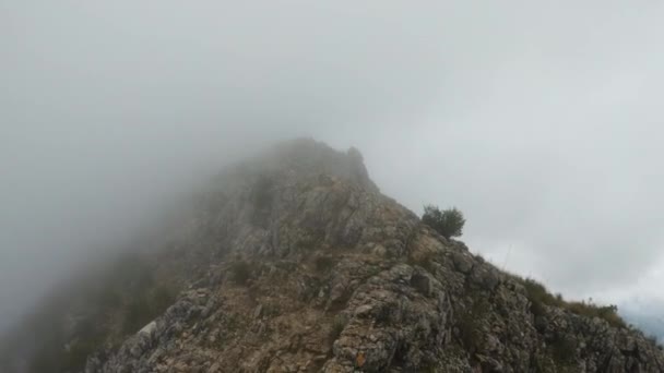 Pohybující Záběr Malý Hřeben Hory Vysoko Mracích Španělsku — Stock video