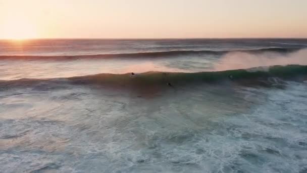 Surfers Riding Waves Sunset Лландудно Кейптаун Південна Африка Повітряний Безпілотник — стокове відео