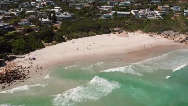 Pessoas Desfrutando Dia Ensolarado Praia Llandudno Cidade Cabo Tiro Aéreo — Vídeo de Stock