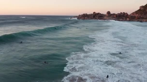 Olas Estrellándose Gente Nadando Costa Cerca Llandudno Ciudad Del Cabo — Vídeos de Stock