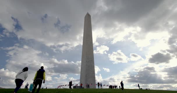 一组人参观了华盛顿纪念馆 壮观的云彩景观和远处的一架飞机 一个超宽的镜头 — 图库视频影像