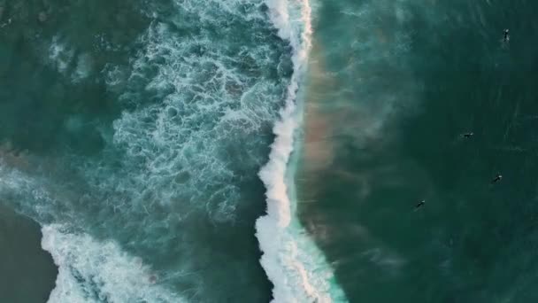 Vertical Shot Surfers Llandudno Beach Rolling Foamy Waves Cape Town — Video Stock